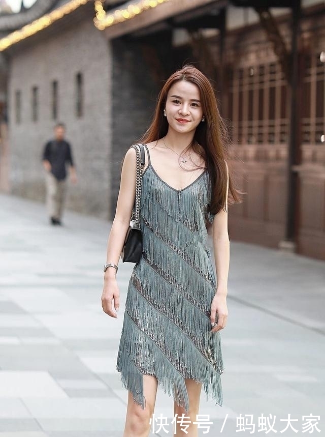 女性|吊带裙,时尚又灵动,彰显现代女性潮流审美