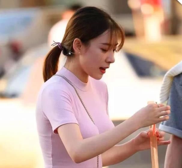  「小仙女」街头活泼的时尚小姐姐，不仅包包时尚，挎包的方式更时尚