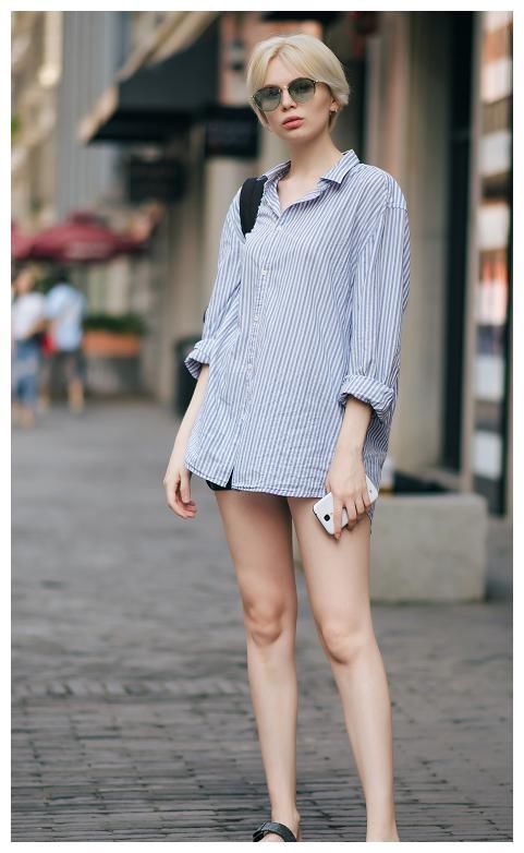 街拍：图五美女穿深v吊带镂空裙，真是性感的想让人一直看！