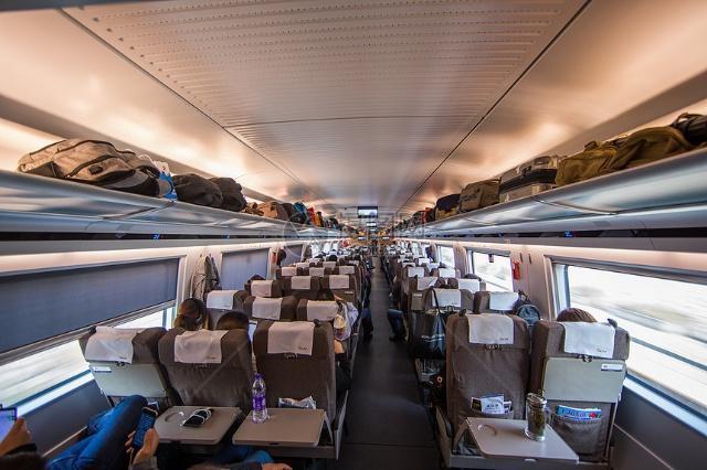 看看中国高铁车厢, 对比美国火车车厢, 怪不得他们的火车票这么贵