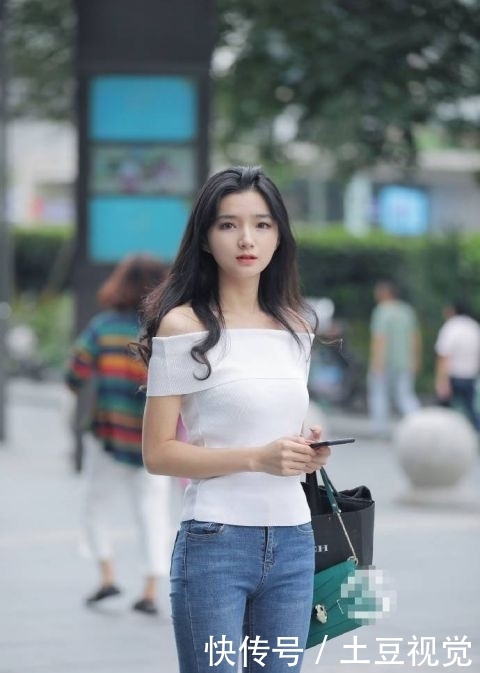  [女人]街拍：简约的高跟鞋，时髦的露趾设计，彰显优雅女人风范