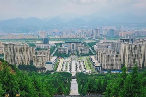  第一城■湖北一城市，很有发展潜力，发展直追武汉，人称“华夏