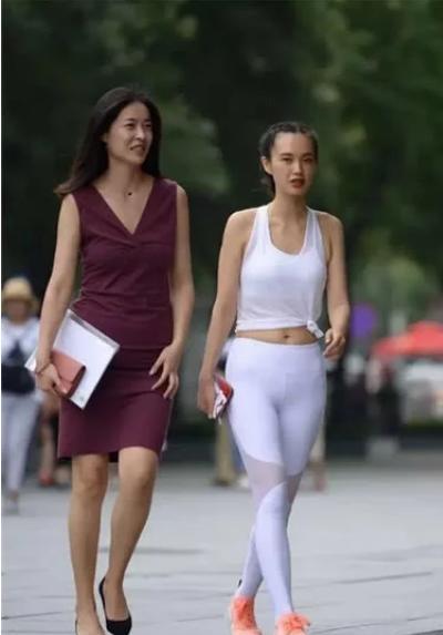 气质小姐姐黑色紧身长裤凸显完美身材，大街上争艳，美丽更加动人