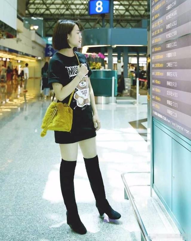 吴映洁晒穿搭，为显腿长大夏天短袖裙配长靴，网友：难道不热吗？