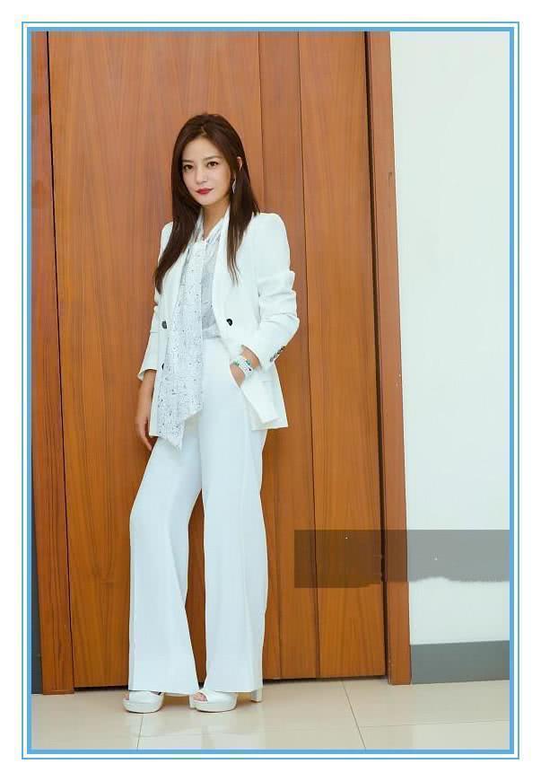43岁赵薇穿白西装太霸气，35岁韩雪却不一样，网友：太仙气了