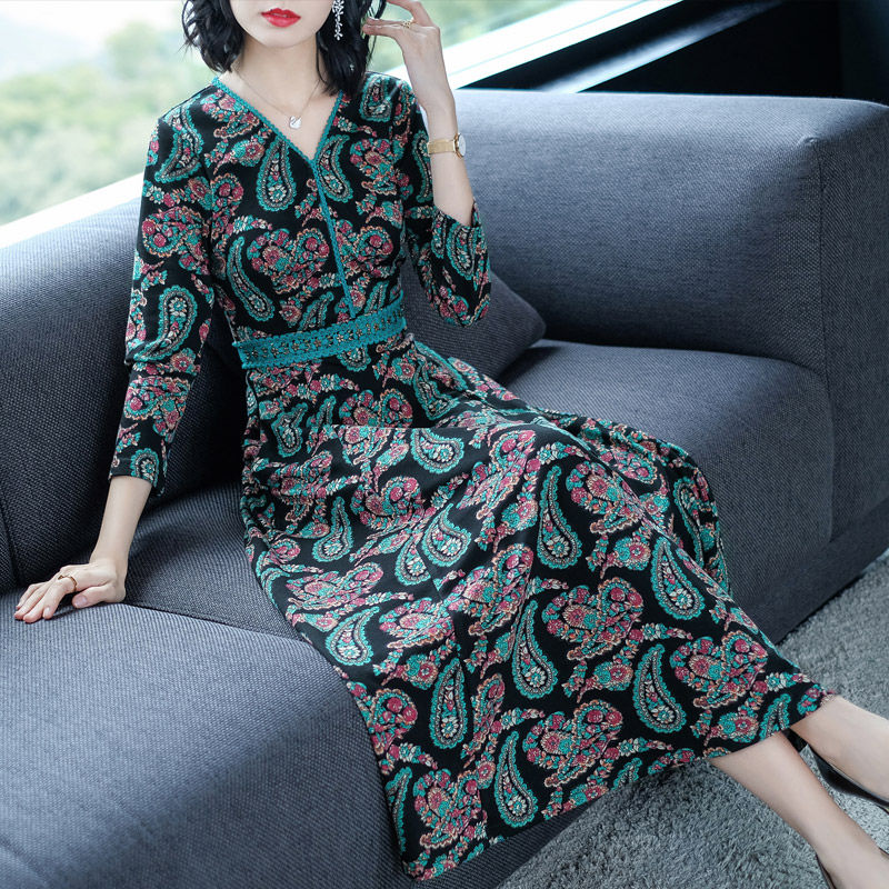 天呐，60后小姨真敢穿!“酒红”妈妈装+裸鞋，洋气减龄二十岁