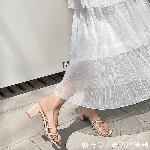  选择■鞋子的选择也很对路，透明材质，不会给全身搭配增负担