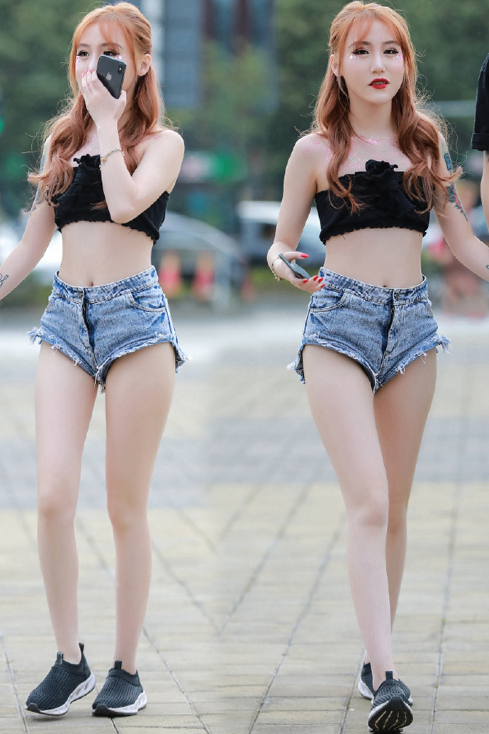 美女穿的抹胸装真是窄，露出五分之四的肌肤，穿搭真是清凉啊！