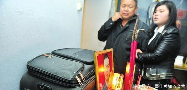 80后空军不幸坠机牺牲，三年内没有回过家，妻子现场几度晕倒