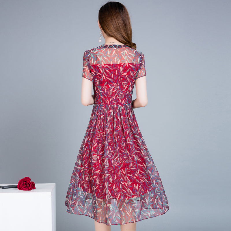 我45真没故意装嫩，全靠穿这“欧货裙”+高跟凉鞋，看着像25