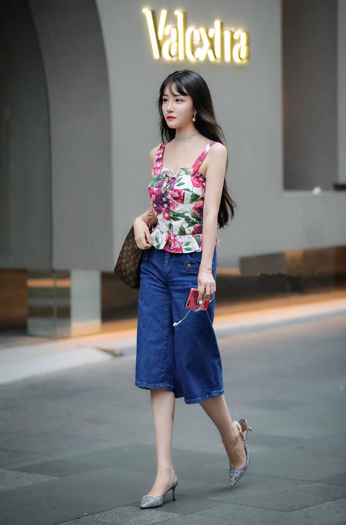 成都街拍,青春范十足的搭配,活泼又尽显女人风韵!