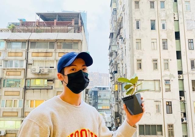  『致敬』许光汉手捧绿植致敬前线医护：祝福世界一切平安