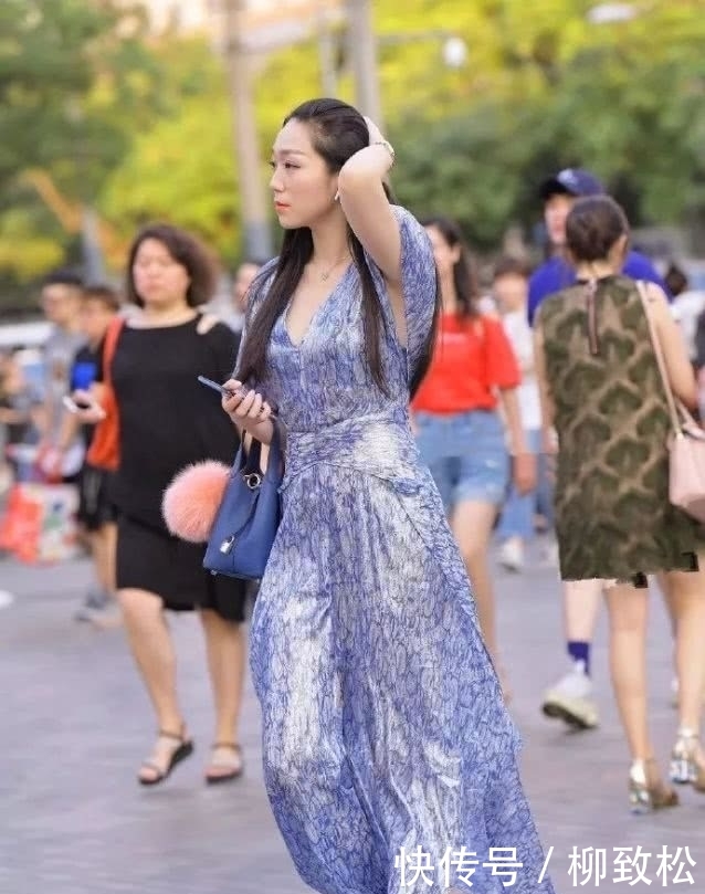  『短袖T恤』女性穿上高跟鞋, 打造出时尚魅力的自己