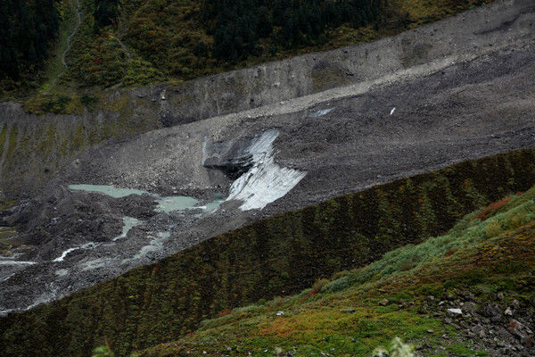 自驾霸道穿越丙察察闯西藏，悬崖边上走一遭，遭遇塌方，泥地陷车