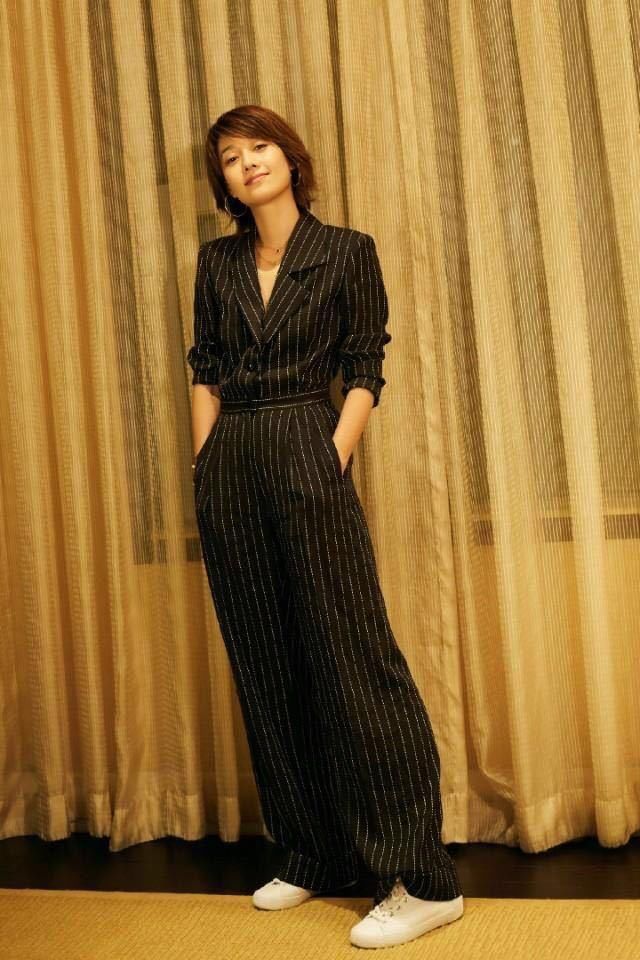 马伊琍扎马尾不好看？换回短发，穿上连体阔腿裤，简直又帅又美