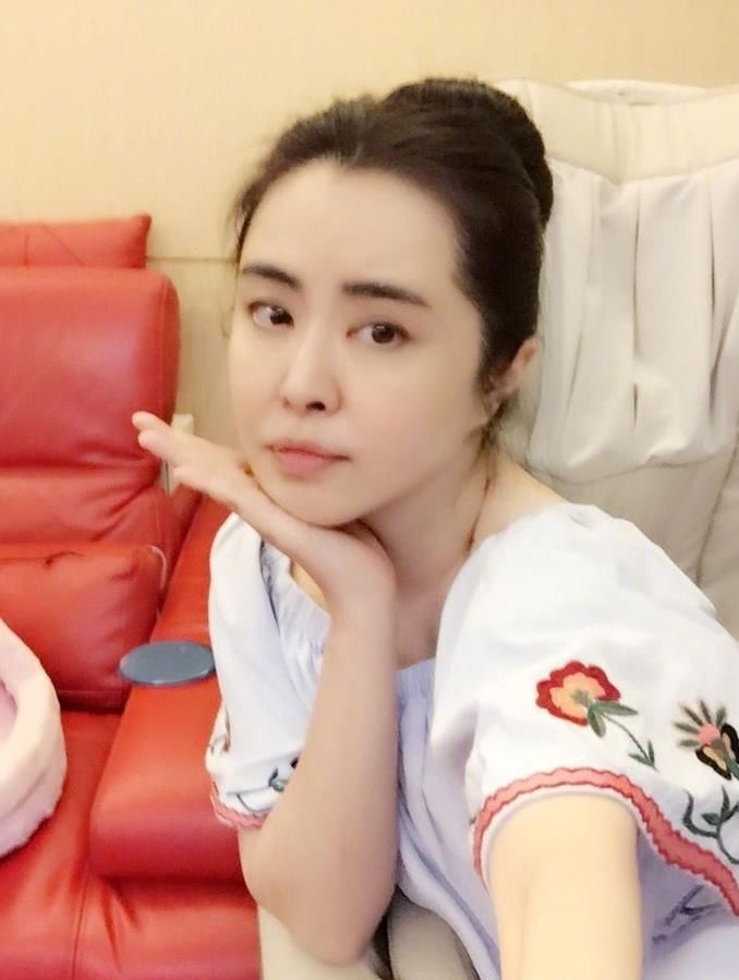 不老女神王祖贤半身照:紧身连衣裙显瘦，眼角皱纹却差强人意