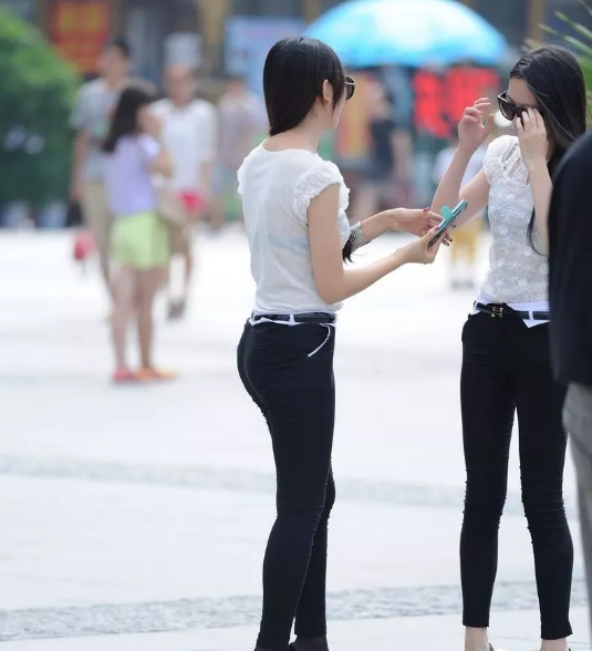 街拍黑色紧身裤修长美腿高跟姐妹花