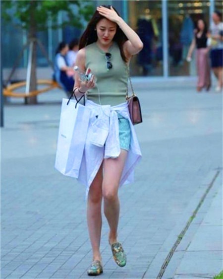 尽显|街拍:惠质兰心的小美女,一身潮流时尚的穿搭,尽显优雅的女神范