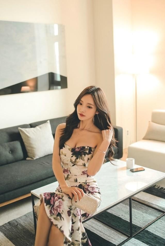 高人气网红美女穿碎花长裙，裹胸酥乳散发性感女人味！