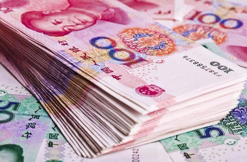 游客刚进入越南，就看到街边摆着成捆的纸币，导游：这很正常