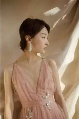 同样是88斤的佟丽娅与周冬雨,同穿粉色吊带裙,差距为何如此之大