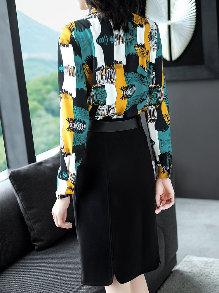 7080后的女人自带知性美，九月就穿这样的气质套装，优雅减龄