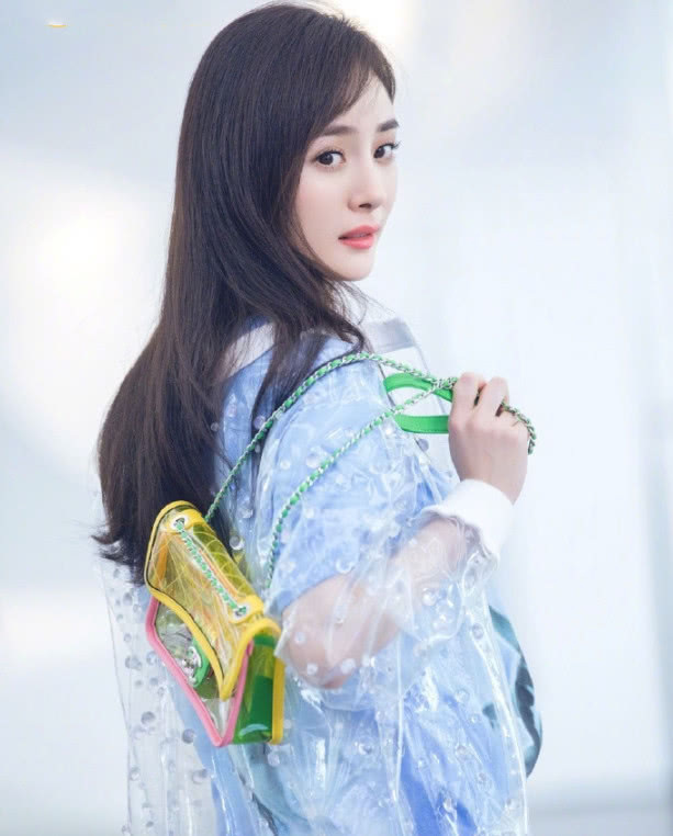 杨幂穿衣太尴尬！整套衣服穿出了帮主的气息，网友：拜见丐帮帮主