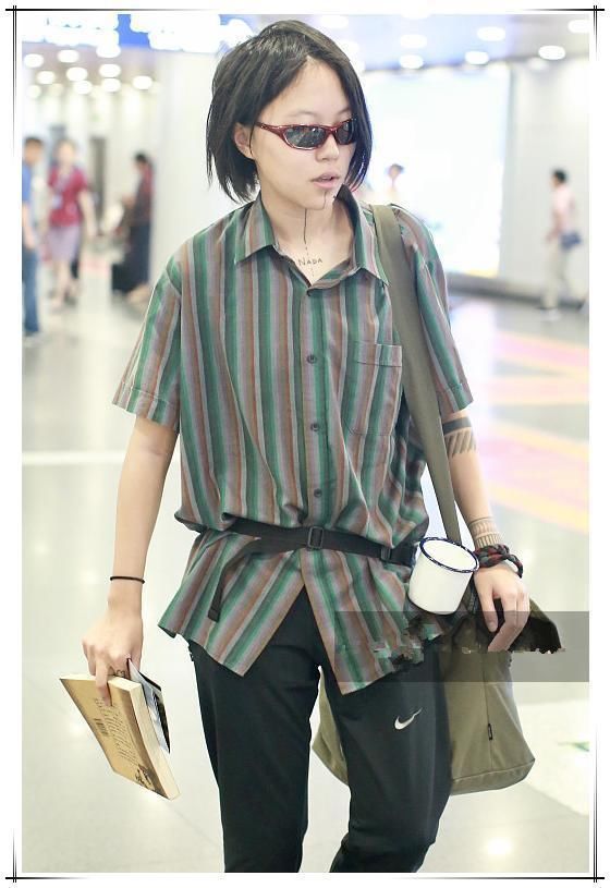 当窦靖童穿竖条纹衫撞上黄婷婷，才知道真女人和假小子差距有多大