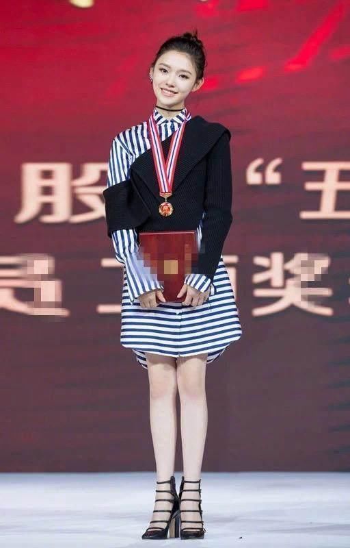 当43岁梅婷撞衫22岁林允，网友：原来年龄在气质面前不值一提！