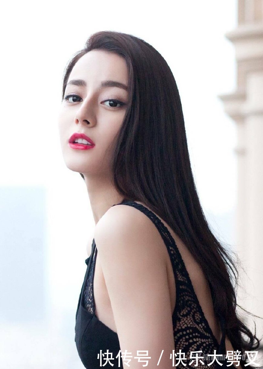 27岁冯提莫的身高有多“矮”？请注意迪丽热巴的这双眼神