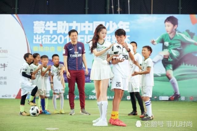 关晓彤厉害了！裙子刚穿出场就掉一半，网友：鹿晗看了该着急了！