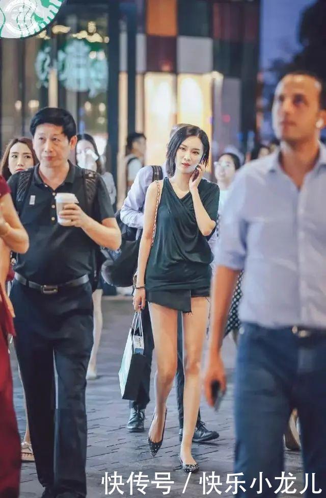  「显得」一双银色尖头高跟鞋，气质时尚又靓丽，走在路上很容易脱颖而出