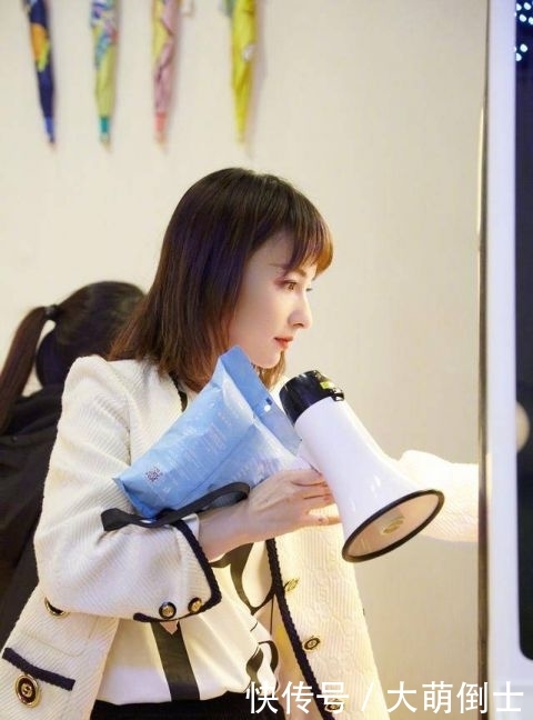  『遮脸』还在留着黑长直吗？今年该换换发型啦！减龄又遮脸哦