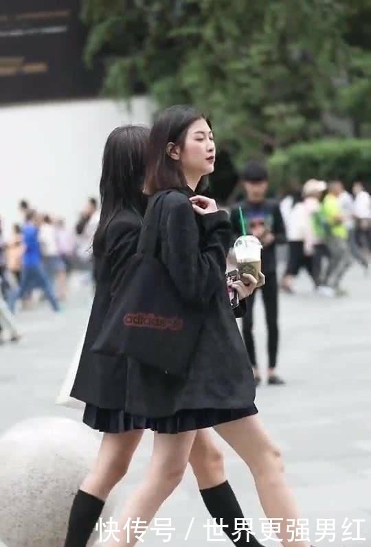 『设计』街拍:女孩的上衣设计十分有韵味,搭配白色A字裙,回头率百分百