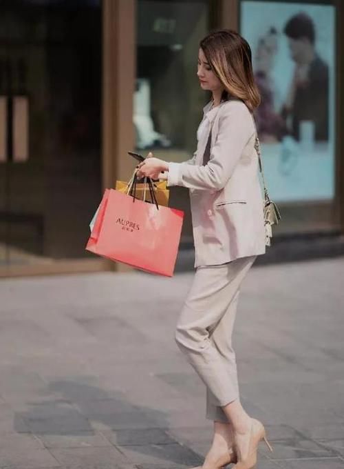  美女：潮范儿女神来了，街拍：气质大方的美女，一件黑色外套配黑色牛仔裤，时尚大气风范