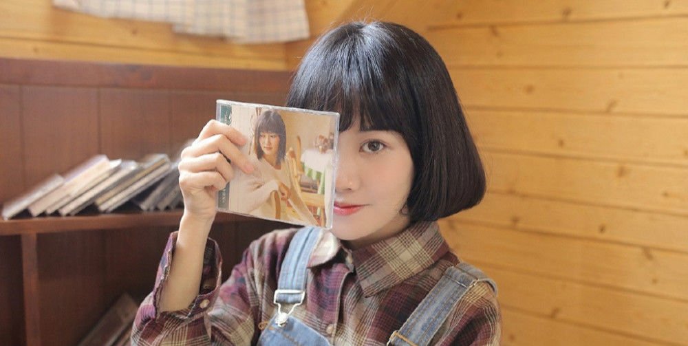 诱惑性感小妖精，修长的美腿让人流连忘返，可惜穿太多了