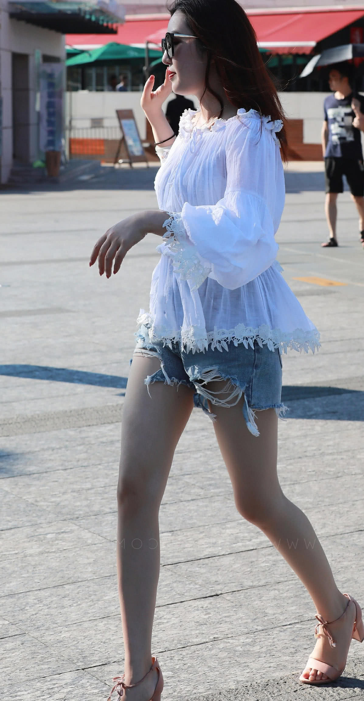 气质小姐姐蓝色短裤秀出白皙大长腿，白衣飘飘如仙女一样，腿玩年