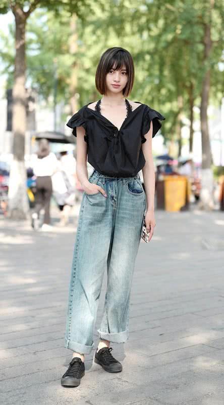 街拍:甜美白皙仙气十足的小姐姐,穿着看起来优雅温馨中透着小性