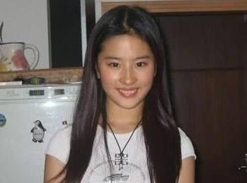 汤唯素颜高级脸，不化妆还是敢上街，网友：素颜美过刘亦菲！