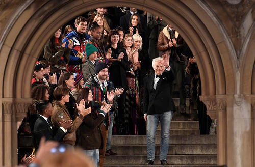 品牌50周年纽约时装秀,孙菲菲、李冰冰台上台下助阵,美艳绝伦!