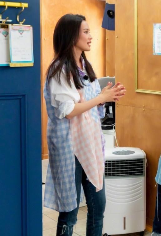 舒淇穿开叉牛仔裙现身，却被鞋子抢镜!网友:她的鞋各有各的丑