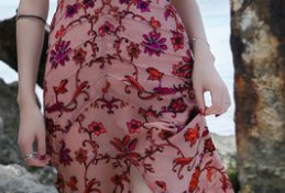 海边的女人越来越美丽，小姐姐看看这款“流氓沙滩裙”，迷人的很