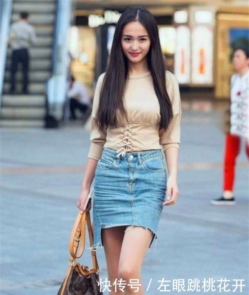  『美女』街拍：阔腿裤搭配黑色吊带衫，美女身材苗条有致，让人无法遗忘