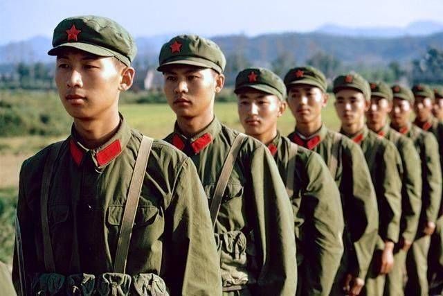 70年代身着65式军服的解放军，条件虽艰苦，但个个精气神十足