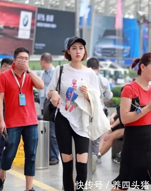 「柔美」毛绒上衣搭配休闲牛仔裤,十分清新脱俗,柔美设计更显大气