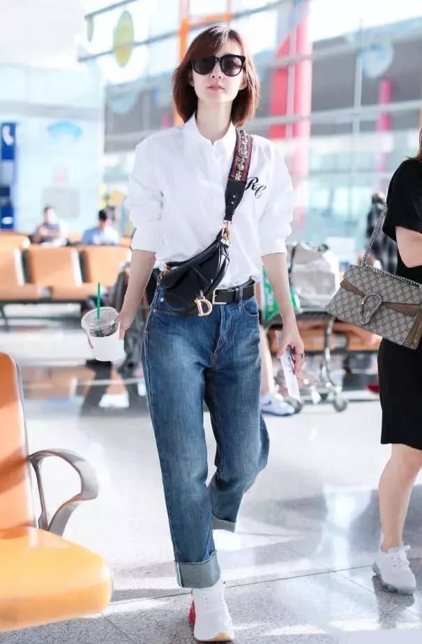 王丽坤终于知道穿长裤了，腿型不美就放过短裤吧，这么穿更好！