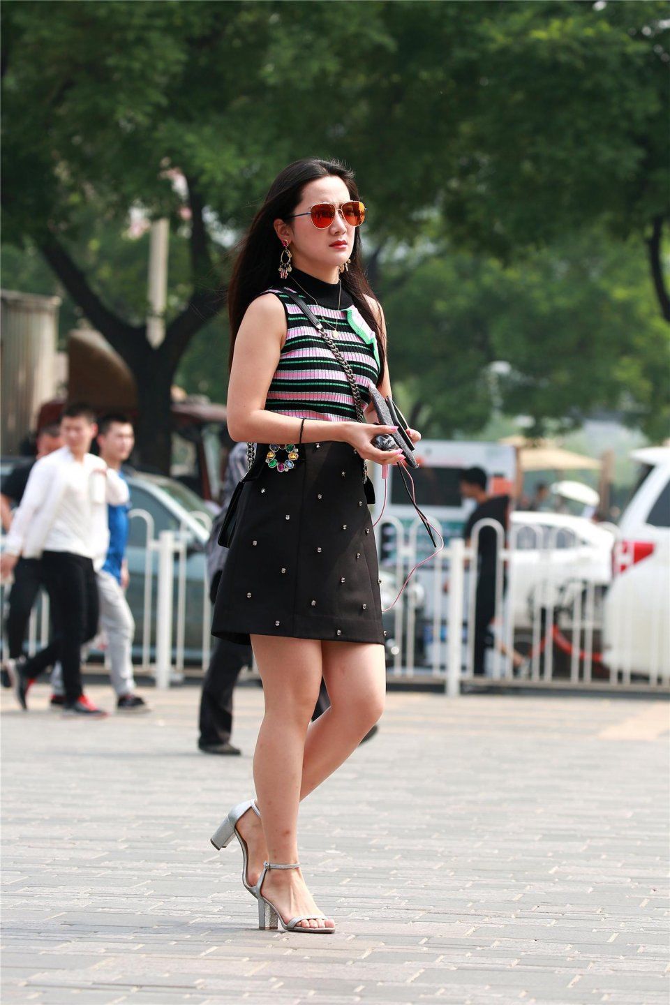 街拍:小姐姐漂亮的一字带高跟鞋凉鞋，视觉上的美感