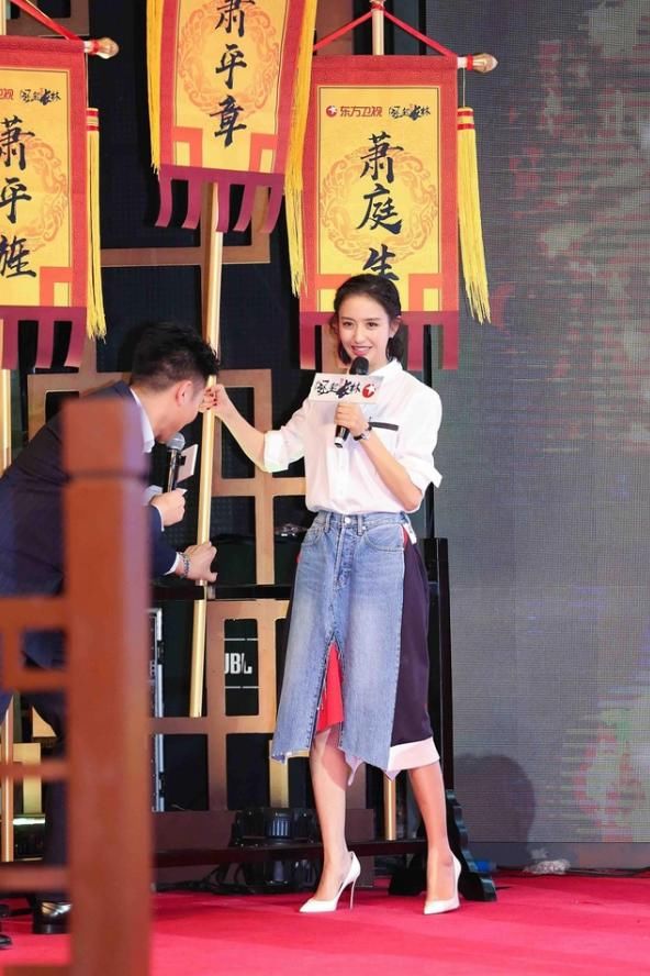 佟丽娅受刺激啦?在裙子前面缝七分裤，网友:陈思成的威力真大!