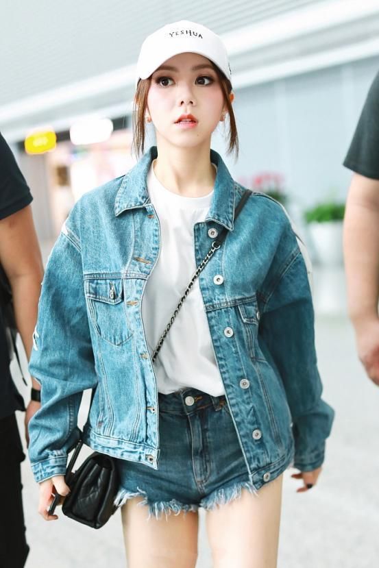 邓紫棋瘦了多少?这么窄的短裤也穿得下，网友:100斤不到我信了