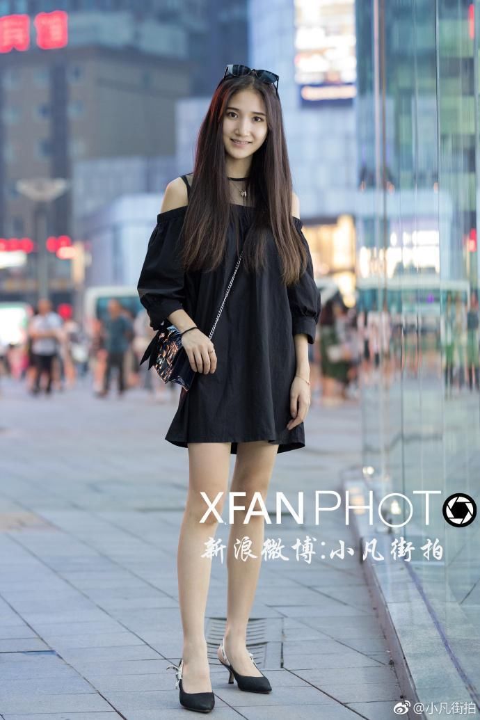 街拍:薄纱款总是很清新甜美，点点繁星充满了跳跃感,不要太美